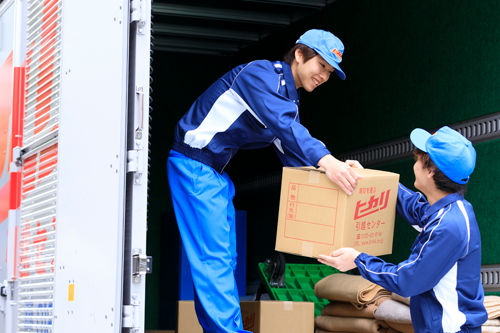 新居に到着し荷下し作業の画像